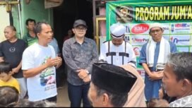 Photo: Bang Mahdid dan Bang Hatta bersama Tim PJBW saat membagikan 150 paket makanan dan minuman kepada warga di Jakarta Timur dalam kegiatan Jumat Berkah Wartawan (PJBW) pekan ke-95 (Doc.Ist) 