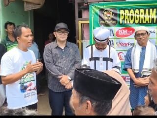 Photo: Bang Mahdid dan Bang Hatta bersama Tim PJBW saat membagikan 150 paket makanan dan minuman kepada warga di Jakarta Timur dalam kegiatan Jumat Berkah Wartawan (PJBW) pekan ke-95 (Doc.Ist) 