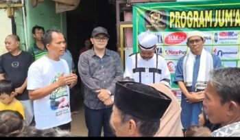 Photo: Bang Mahdid dan Bang Hatta bersama Tim PJBW saat membagikan 150 paket makanan dan minuman kepada warga di Jakarta Timur dalam kegiatan Jumat Berkah Wartawan (PJBW) pekan ke-95 (Doc.Ist) 