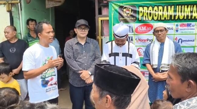 Photo: Bang Mahdid dan Bang Hatta bersama Tim PJBW saat membagikan 150 paket makanan dan minuman kepada warga di Jakarta Timur dalam kegiatan Jumat Berkah Wartawan (PJBW) pekan ke-95 (Doc.Ist) 