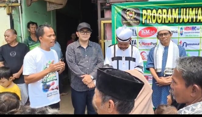 
Photo: Bang Mahdid dan Bang Hatta bersama Tim PJBW saat membagikan 150 paket makanan dan minuman kepada warga di Jakarta Timur dalam kegiatan Jumat Berkah Wartawan (PJBW) pekan ke-95 (Doc.Ist) 