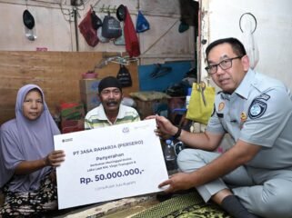 Photo: Jasa Raharja sat menyerahkan santunan korban ahli waris KM Virgo transport 8 (Doc.Ist) 