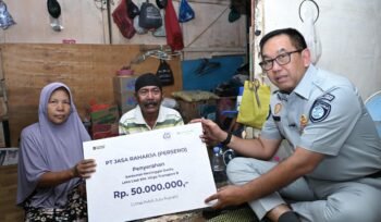 Photo: Jasa Raharja sat menyerahkan santunan korban ahli waris KM Virgo transport 8 (Doc.Ist) 