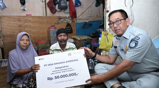 Photo: Jasa Raharja sat menyerahkan santunan korban ahli waris KM Virgo transport 8 (Doc.Ist) 