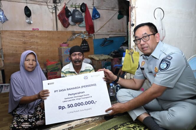 
Photo: Jasa Raharja sat menyerahkan santunan korban ahli waris KM Virgo transport 8 (Doc.Ist) 