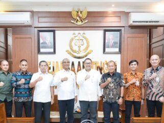 Photo: Direktur Kepatuhan dan Manajemen Risiko PT Jasa Raharja  (Persero),  Harwan  Muldidarmawan,  melakukan  diskusi  dengan  Kepala Kejaksaan Tinggi Sumatera Utara  (Doc.Ist) 