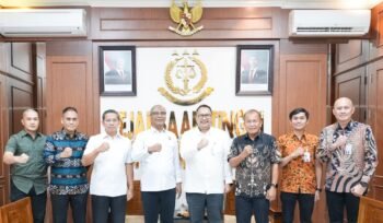 Photo: Direktur Kepatuhan dan Manajemen Risiko PT Jasa Raharja  (Persero),  Harwan  Muldidarmawan,  melakukan  diskusi  dengan  Kepala Kejaksaan Tinggi Sumatera Utara  (Doc.Ist) 