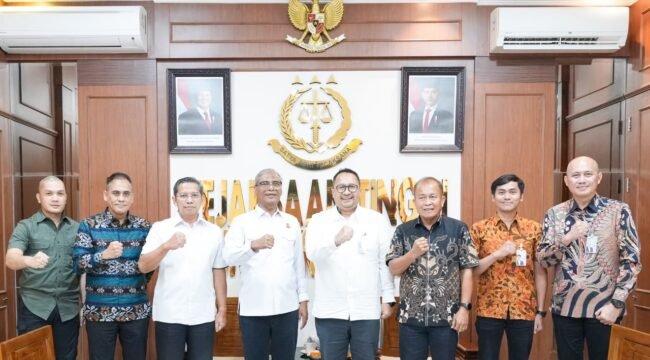 Photo: Direktur Kepatuhan dan Manajemen Risiko PT Jasa Raharja  (Persero),  Harwan  Muldidarmawan,  melakukan  diskusi  dengan  Kepala Kejaksaan Tinggi Sumatera Utara  (Doc.Ist) 