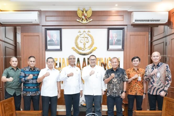 
Photo: Direktur Kepatuhan dan Manajemen Risiko PT Jasa Raharja  (Persero),  Harwan  Muldidarmawan,  melakukan  diskusi  dengan  Kepala Kejaksaan Tinggi Sumatera Utara  (Doc.Ist) 
