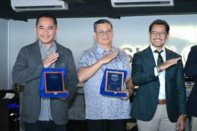 
Photo: PT  Jasa  Raharja  (Persero)  menerima  penghargaan INACA Strategic Partnership Award dari Indonesia National Air Carriers Association (INACA) 