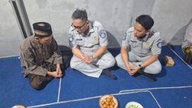 Photo: Petugas Jasa Raharja saat dikediaman rumah duka ahli waris korban kecelakaan tol ngawi-kertosono KM 616 A. 