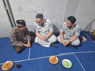 Photo: Petugas Jasa Raharja saat dikediaman rumah duka ahli waris korban kecelakaan tol ngawi-kertosono KM 616 A. 