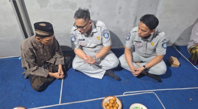 Photo: Petugas Jasa Raharja saat dikediaman rumah duka ahli waris korban kecelakaan tol ngawi-kertosono KM 616 A. 