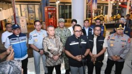 Photo: Direktur Utama Jasa Raharja Muhammad Awaluddin bersama Direktur Operasional, Ariyandi,  menjenguk  para  korban  di  RS  Krakatau  Medika (Doc.Ist) 