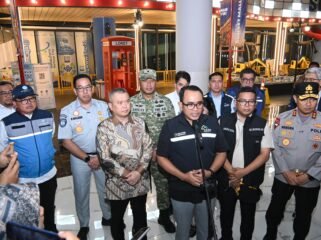 Photo: Direktur Utama Jasa Raharja Muhammad Awaluddin bersama Direktur Operasional, Ariyandi,  menjenguk  para  korban  di  RS  Krakatau  Medika (Doc.Ist) 