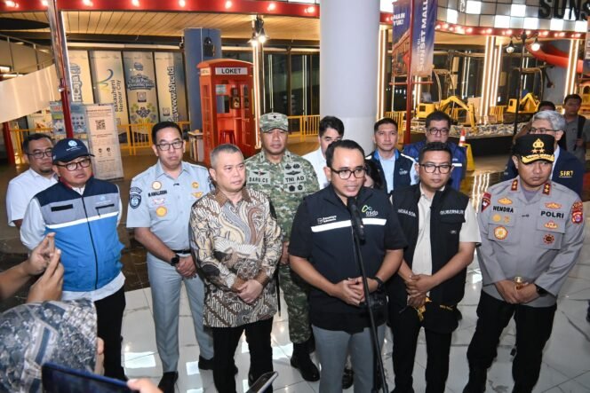 
Photo: Direktur Utama Jasa Raharja Muhammad Awaluddin bersama Direktur Operasional, Ariyandi,  menjenguk  para  korban  di  RS  Krakatau  Medika (Doc.Ist) 