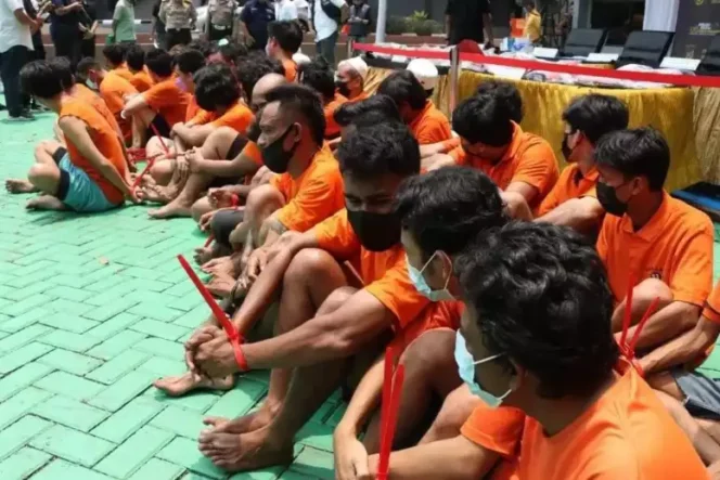 
					Polres Jakbar Bongkar 43 Kasus Pencurian, 53 Orang Diamankan