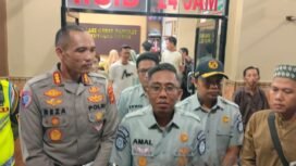 Foto:  Petugas Jasa Raharja bersama kepolisian tinjau lokasi kecelakaan minibus di tol terpeka tulang bawang. 