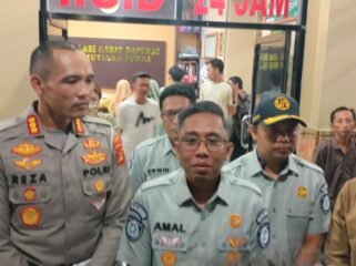 Foto:  Petugas Jasa Raharja bersama kepolisian tinjau lokasi kecelakaan minibus di tol terpeka tulang bawang. 