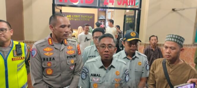 
					Foto:  Petugas Jasa Raharja bersama kepolisian tinjau lokasi kecelakaan minibus di tol terpeka tulang bawang. 