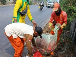 Photo: Petugas UPTD Kebersihan bekasi utara saat melakukan bersih bersih di jalan raya teluk pucung KCM (Doc.Ist) 