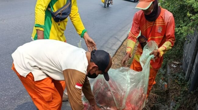 Photo: Petugas UPTD Kebersihan bekasi utara saat melakukan bersih bersih di jalan raya teluk pucung KCM (Doc.Ist) 