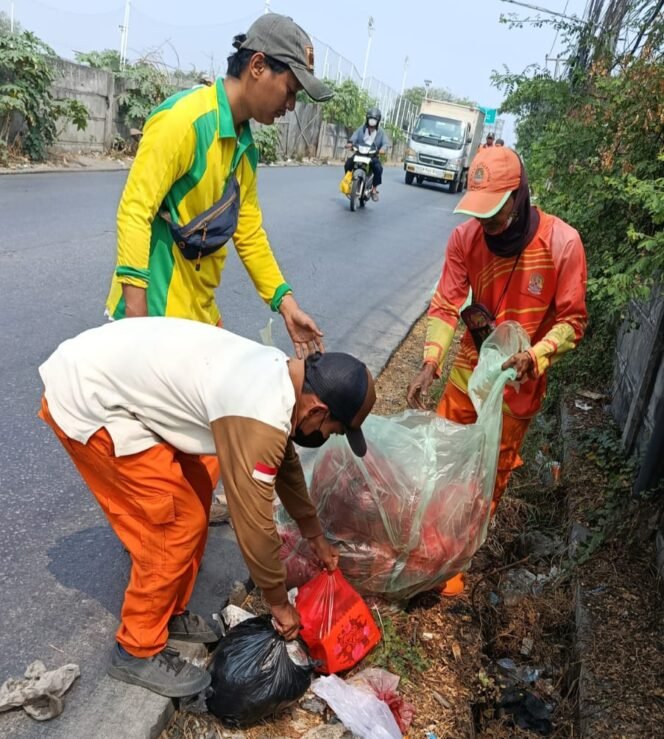 
Photo: Petugas UPTD Kebersihan bekasi utara saat melakukan bersih bersih di jalan raya teluk pucung KCM (Doc.Ist) 