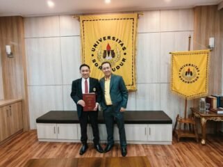 Photo: Dato Dr (c) H. Kemas Ridwan Anthony Taufan, SE.,S.H., M.H., M.Kn., M.Si.(kiri) saat usia mengikuti ujian Program Doktor Ilmu Hukum, Program Pascasarjana Universitas Borobudur, yang menjalani Ujian Seminar Hasil Penelitian (SHP) Disertasi dan Assoc Prof. Dr. H. Kemas Herman, SH., MH., M.Si. selaku penguji sekaligus  Ko -Promotor (Doc.Ist) 