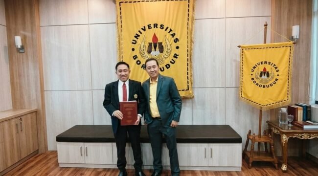 Photo: Dato Dr (c) H. Kemas Ridwan Anthony Taufan, SE.,S.H., M.H., M.Kn., M.Si.(kiri) saat usia mengikuti ujian Program Doktor Ilmu Hukum, Program Pascasarjana Universitas Borobudur, yang menjalani Ujian Seminar Hasil Penelitian (SHP) Disertasi dan Assoc Prof. Dr. H. Kemas Herman, SH., MH., M.Si. selaku penguji sekaligus  Ko -Promotor (Doc.Ist) 