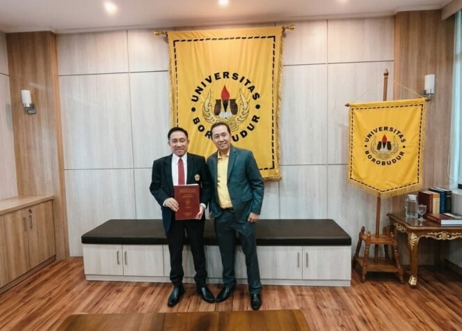 
Photo: Dato Dr (c) H. Kemas Ridwan Anthony Taufan, SE.,S.H., M.H., M.Kn., M.Si.(kiri) saat usia mengikuti ujian Program Doktor Ilmu Hukum, Program Pascasarjana Universitas Borobudur, yang menjalani Ujian Seminar Hasil Penelitian (SHP) Disertasi dan Assoc Prof. Dr. H. Kemas Herman, SH., MH., M.Si. selaku penguji sekaligus  Ko -Promotor (Doc.Ist) 